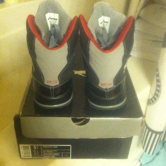 SOLD Jordan Sneakers 5.5Y (aprox size 7 in womens) - Picture 4 of 4