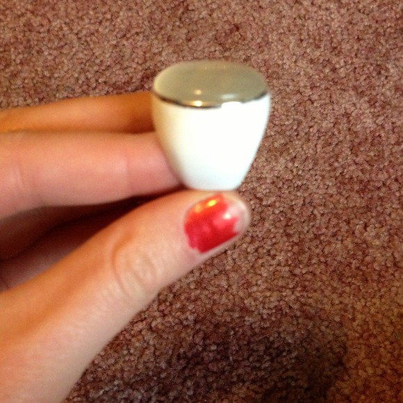 Large white ring - Picture 2 of 2