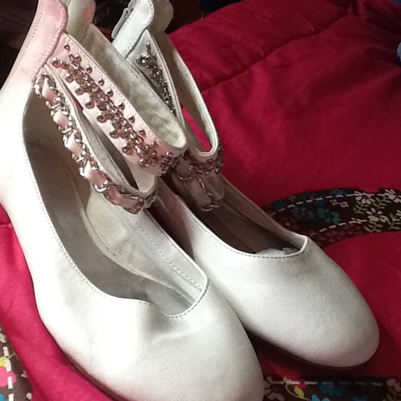 White flats - Picture 2 of 3