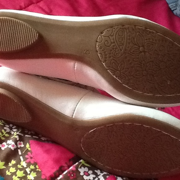 White flats - Picture 3 of 3