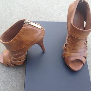 Shiakh size 6.5. Lightly worn.