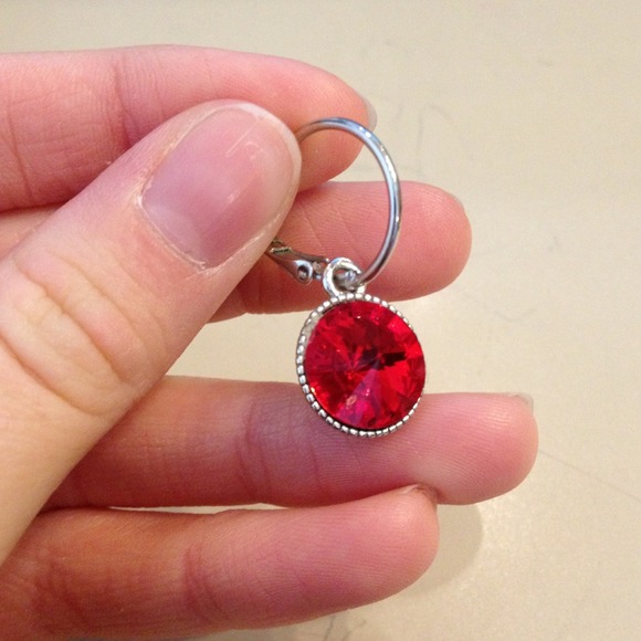 ✋Sold in bundle✋Ruby red earrings - Picture 2 of 2