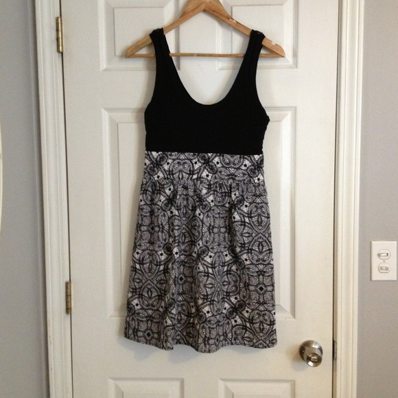 SoLD!!!! Black and white express dress
