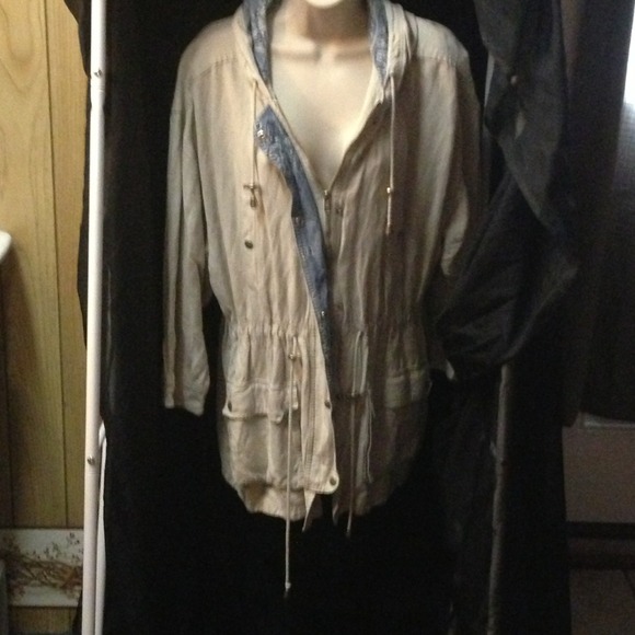BB Dakota Tan jacket with blue paisley interior