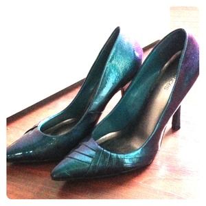 NWOT Iridescent turquoise pumps