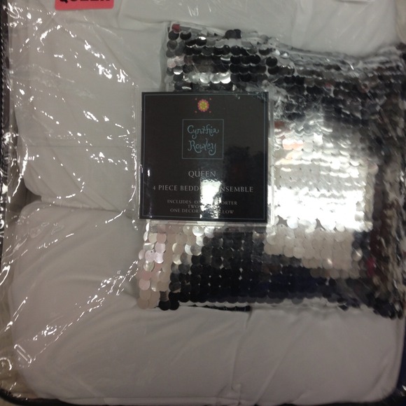 TRADED 🚫Queen Cynthia Rowley Bedspread