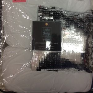 TRADED 🚫Queen Cynthia Rowley Bedspread
