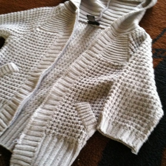 Adorable grey sweater