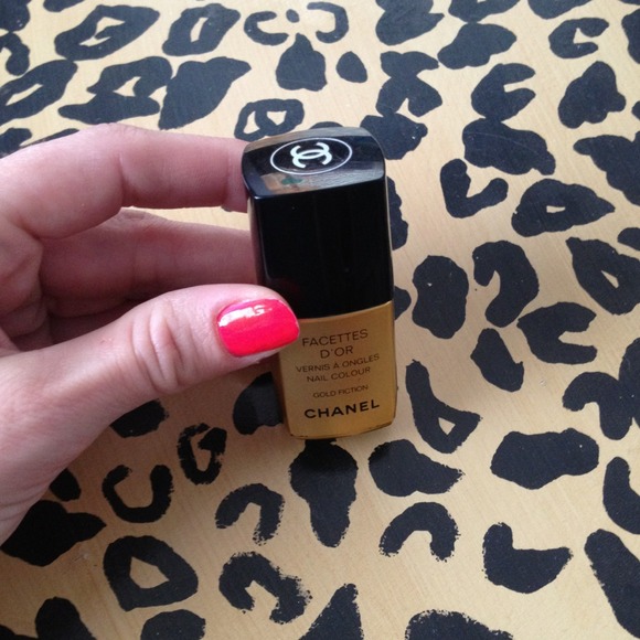 CHANEL Gold Vernis Nail Color