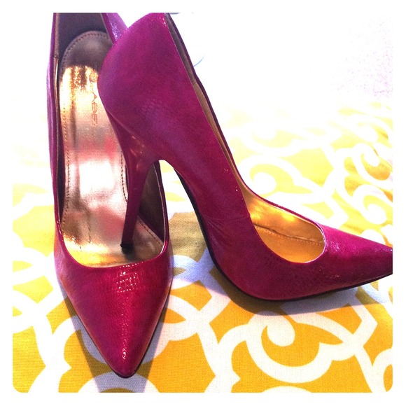 Size 7.5 hot pink snake skin high heels NEVER WORN