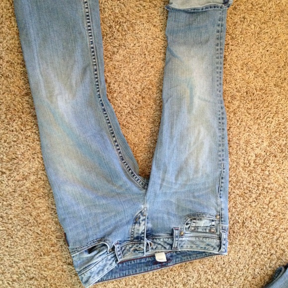 Very cute light washed silver jeans.