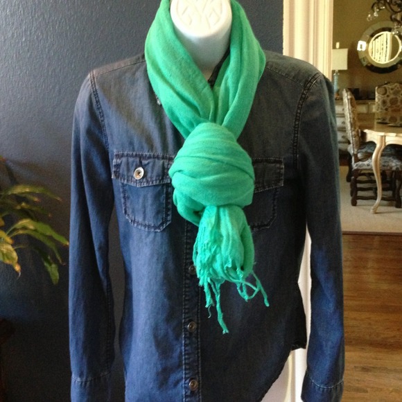 Sold in bundle. Gap scarf