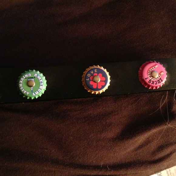 Belt with bottle caps - Picture 2 of 2