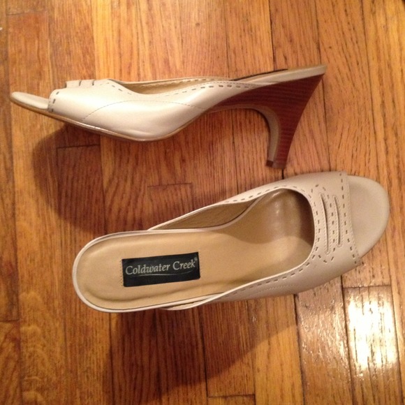 Holding for cwats!---Nude heels