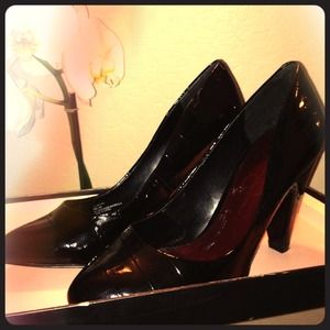 Black croc print pumps