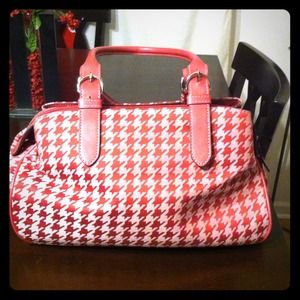 Classy Nine West Handbag in Pink Houndstooth!