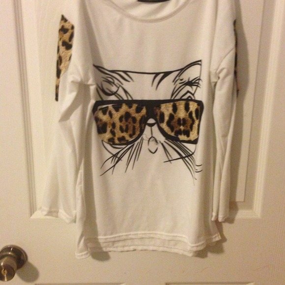 ❤❤❤SOLD Long sleeve cat T-shirt❤💘💘