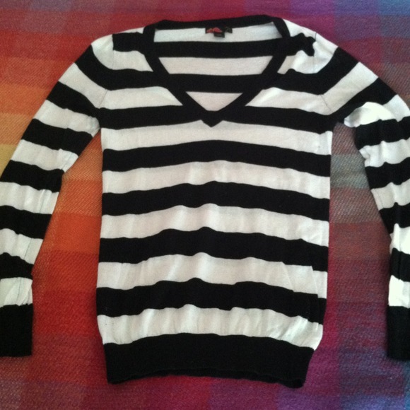 Sold in bundle --- (Black and white stripes)