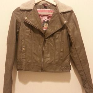 Brown pleather jacket, fur collar, two pockets.
