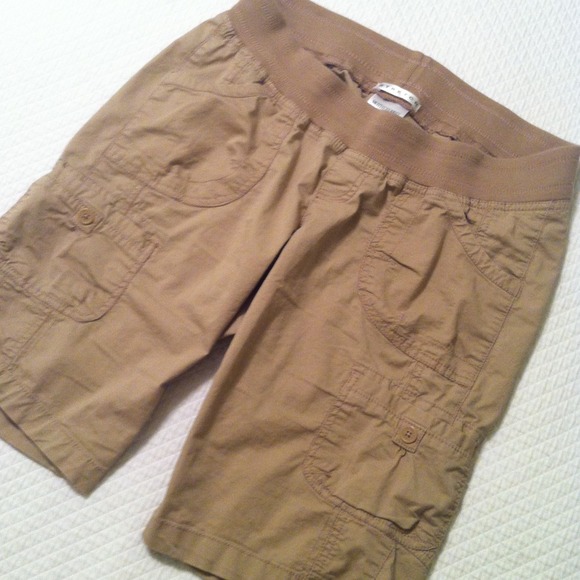 ***SOLD in bundle***Maternity shorts