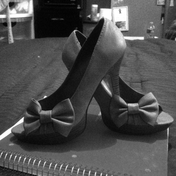 Steve Madden-Grey bow peep toe pumps