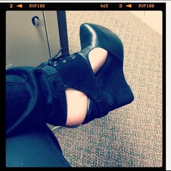 ⛔BUNDLED⛔Gone wedges 💋