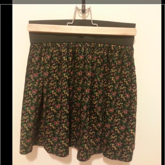 Thick floral elastic waisted skirt. Soft fabric.