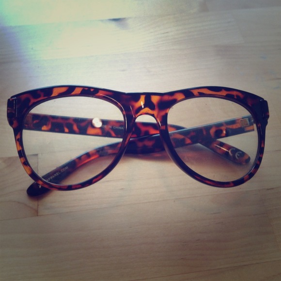 Oversized tortoise glasses.