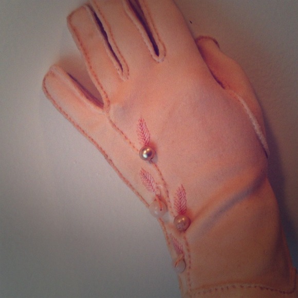 Blush pink gloves with detailing - Picture 1 of 4