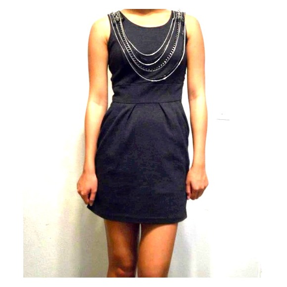 Grey dress with chain necklaces - Picture 1 of 2