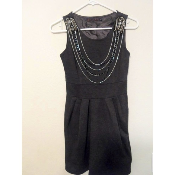 Grey dress with chain necklaces - Picture 2 of 2