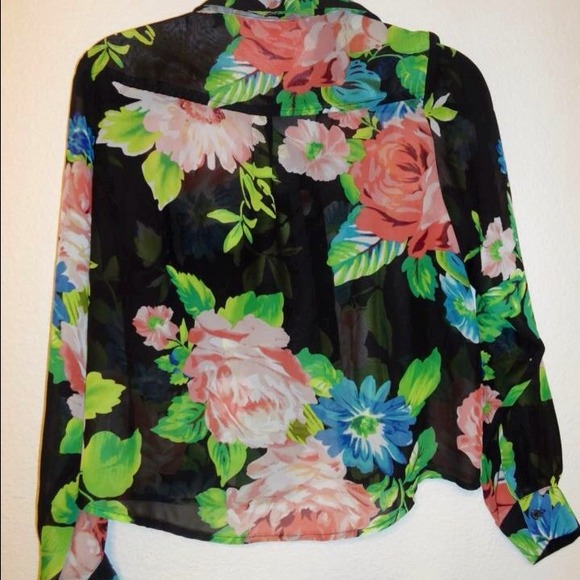 Chiffon floral Button Up - Picture 3 of 3