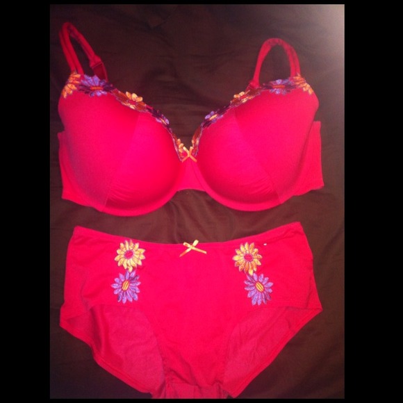 TRADES IN BUNDLE Matching Bra & Panty Set