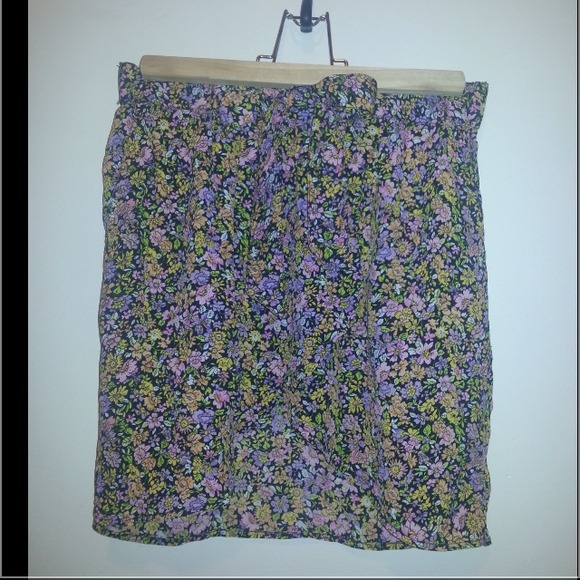Adorable floral high-low skirt.