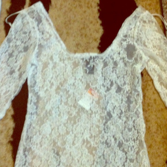 White quarter length sleeve lace top