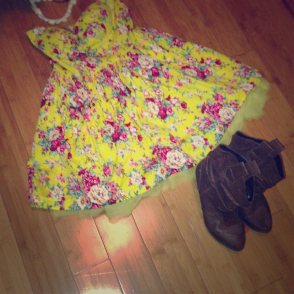 Dresses & Skirts - SOLD ✌️Floral Spring Dress🌸🌺🌹💐