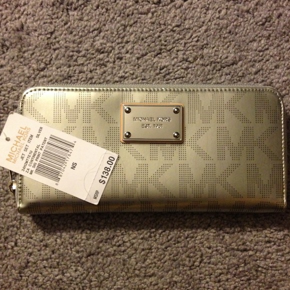 Sold to 10zingd NWT Michael Kors wallet authentic