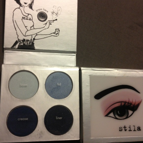 **SOLD IN BUNDLE**Stila smoky eyeshadow palette
