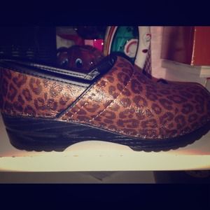 ⛔⬇REDUCED⬇⛔Leopard Clogs 🐯