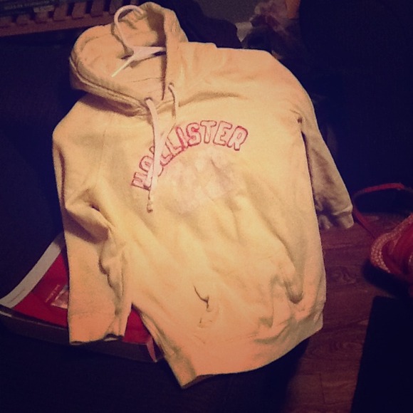 >*< TRADED @roxyree >*<  Hollister hoodie & shirts