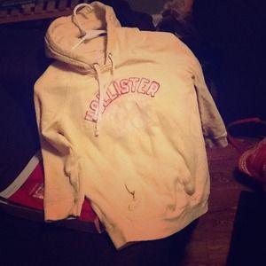 >*< TRADED @roxyree >*<  Hollister hoodie & shirts