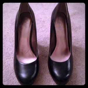 Black heels size 8