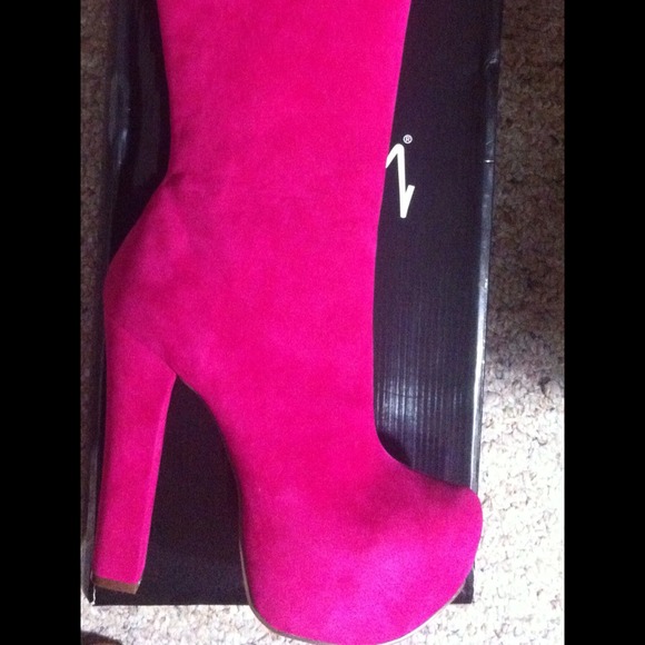 (Sold) Heel high fuschia boots - Picture 2 of 2