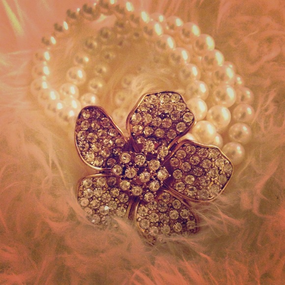 Super cute pearl/ diamond flower  Bracelet!!
