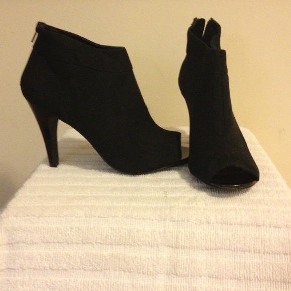Black velvet peep toed boots!