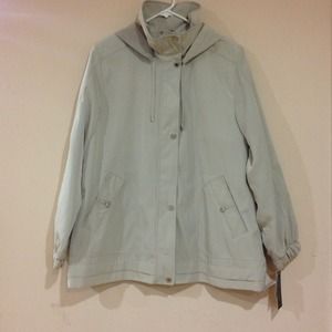 Water repellent jacket with detachable hood