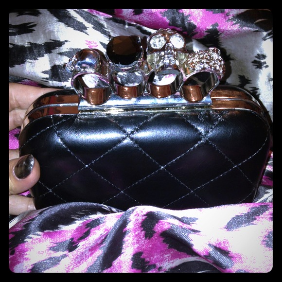 Knuckle skull/jewel clutch