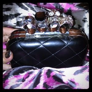 Knuckle skull/jewel clutch
