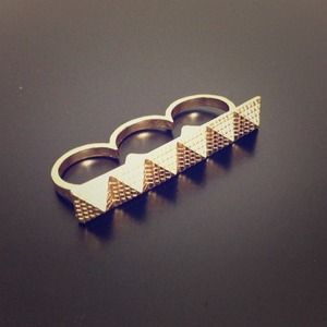 Gold pyramid triple finger ring