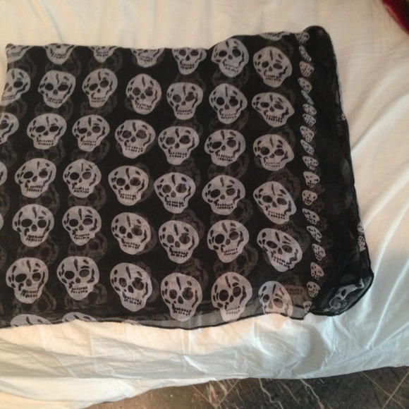 Cute skull print scarf *markdown*